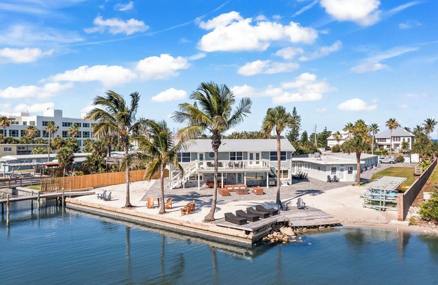 Beautiful Riverfront Villa W/Private Beach Access, Fire Pit, & BBQ Grills
