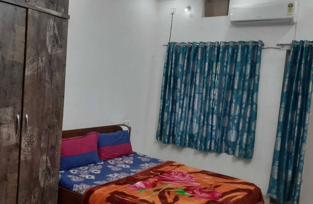 Beautiful Room, Best Location, Friendly Host, AC, Attached Bathroom, Kitchen