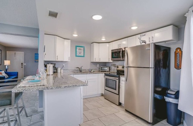 BEAUTIFUL ROOMY PARADISE | 3 BLOCKS TO THE BEACH