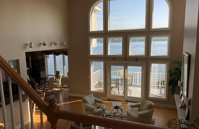 Beautiful Saratoga Lake waterfront Townhouse + Community Amenities