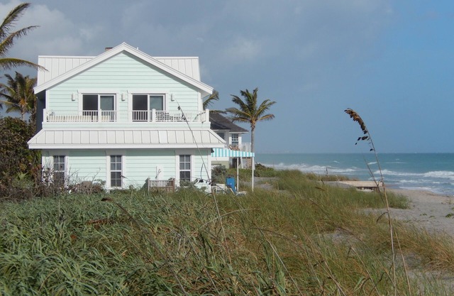 Beautiful Secluded Beach House on prestigious Jupiter Island.n30 Day Minimum