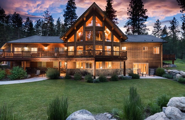 Beautiful Secluded Log Home 5 minutes from town.