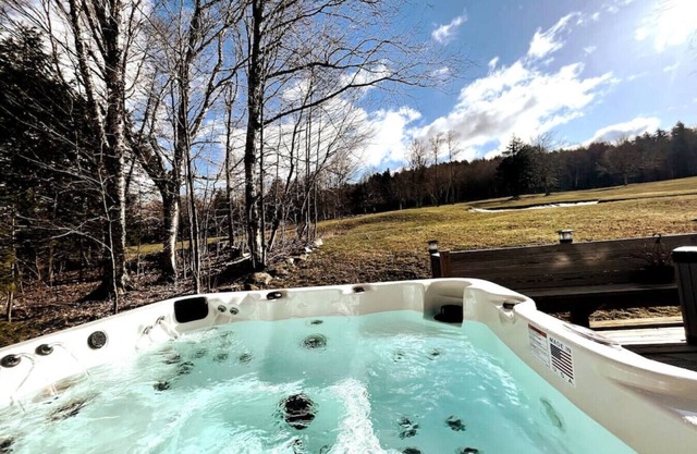 Beautiful- Ski/Golf home, Hot tub, mins to MTN