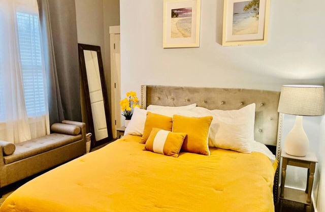 Beautiful Southern Charm! Private room/bath!