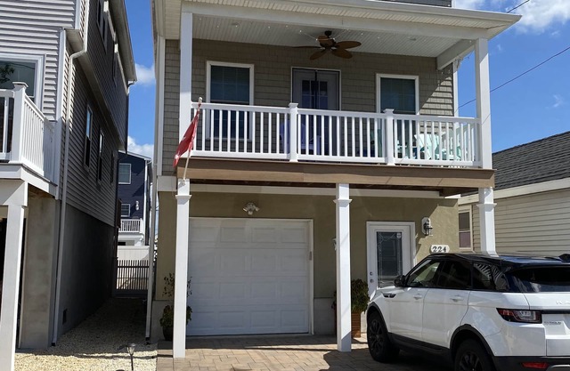 Beautiful Spacious Home with a Pool! Walk to the beach, boardwalk & bay.