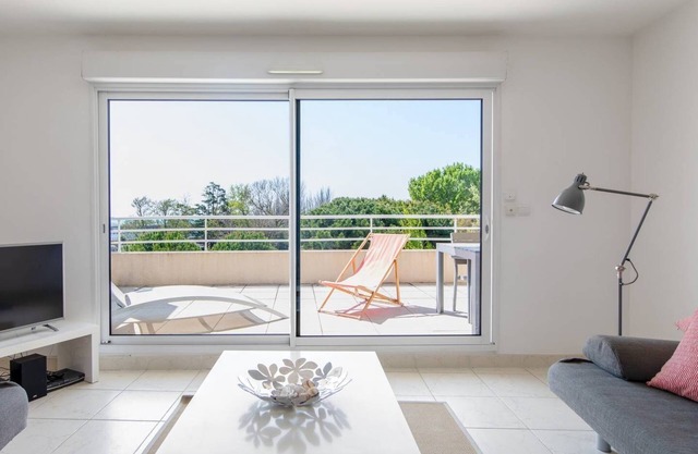 Beautiful spacious and modern apartment with sea view, classified 4 stars Ref. LGM62HTH