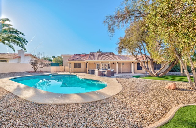 Beautiful spacious home, up to 10 guests welcome!