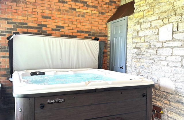 Beautiful, spacious, country home. Close to The Ark! Hot-Tub! Pet-Friendly!