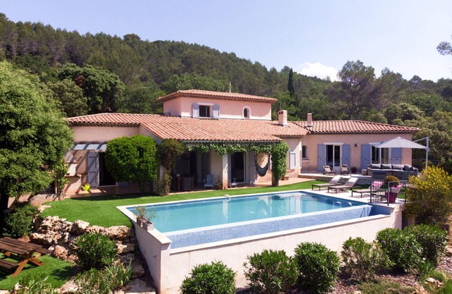Beautiful & spacious villa with swimming pool in the heart of Provence vineyards