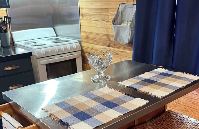 Beautiful stand alone cabin, one bedroom and a loft! Sleeps 4, very private.