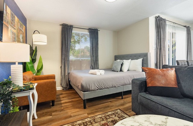 Beautiful Studio in University Hills 4837