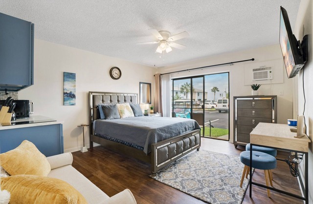 Beautiful Studio N5-S at Paradise Lakes Clothing Optional Resort!