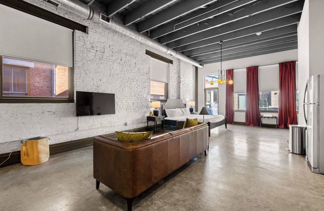 Beautiful Studio & Outdoor Terrace on Whiskey Row