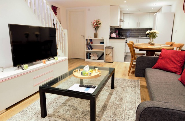 BEAUTIFUL STYLISH 2 BEDROOM APARTMENT IN THE HEART OF GREENWICH