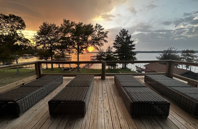 Beautiful Sunset views, fishing from dock, and lakeside fire pit!