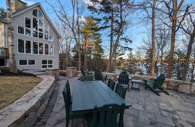 Beautiful timber framed home with comfortable furnishings, on the ocean and close to Brunswick!