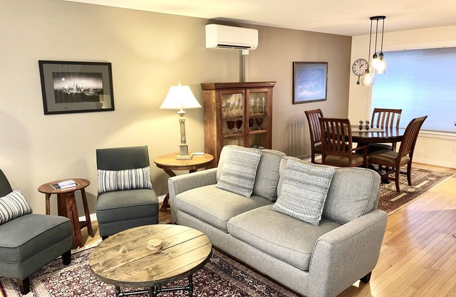 Beautiful Townhome near UW and Seattle Children's