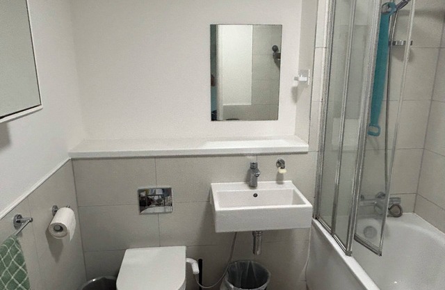 Beautiful two bedroom apartment close to Southampton airport and train station