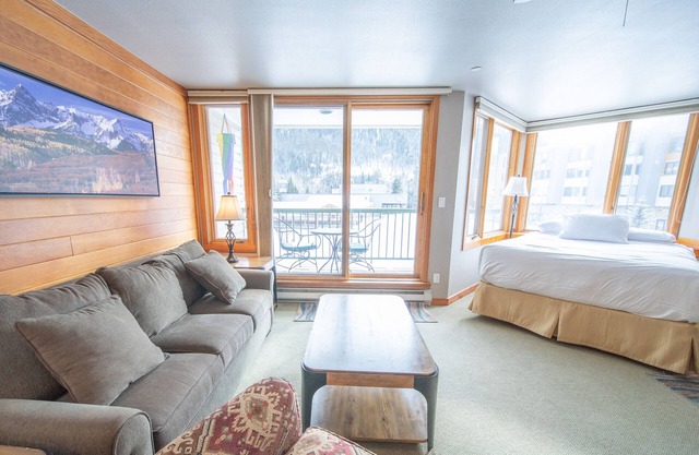 Beautiful Unit with lake views and a free shuttle