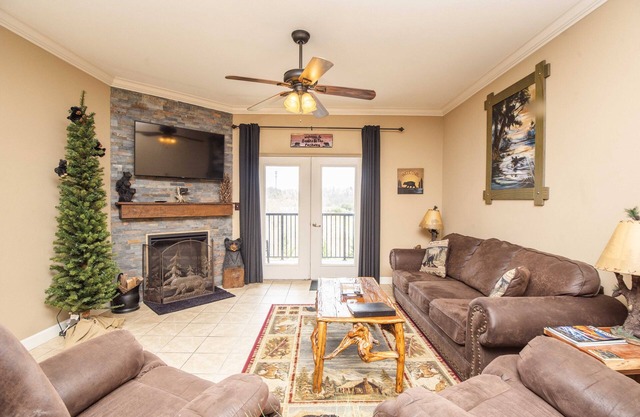 Beautiful Upgraded Luxury Condo in Great Location with Mtn Views & Great Beds