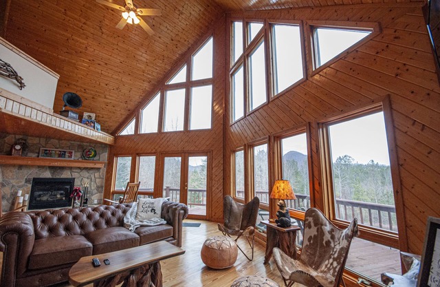 Beautiful Upscale 5 Bedroom Vacation Rental with Mountain Views Game Room