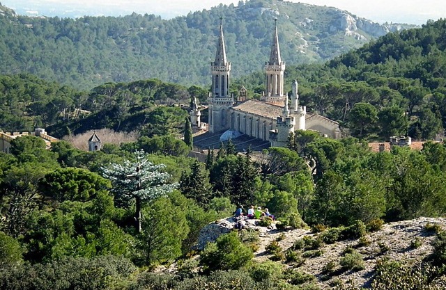 Beautiful vacation home in the charming village of Aramon, near Avignon and the Alpilles.