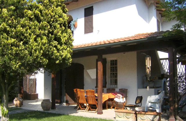 Beautiful villa with large garden in a corner a few steps from the sea