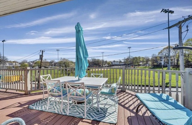 Beautiful Victorian home, Great view with balcony. Free parking.