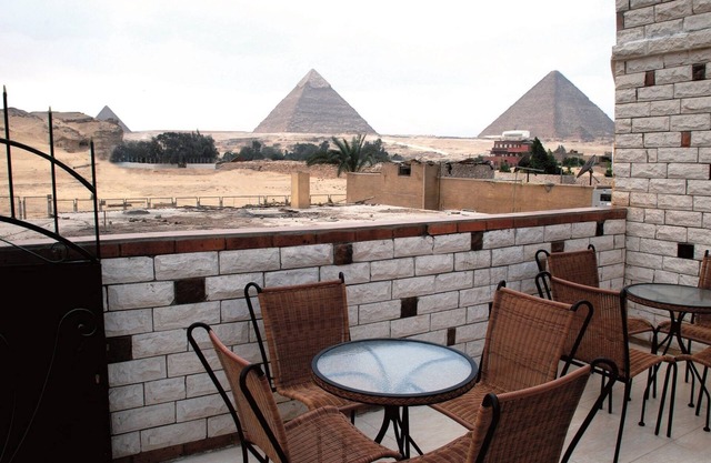 Beautiful view of the Pyramids, with air conditioning, WiFi, and touristic guide