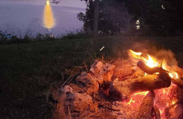 Beautiful view on lake! Enjoy 5bdrm 3 bath with 2 decks firepit and private dock