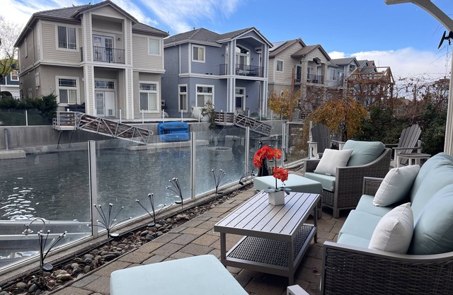 "BEAUTIFUL VIEWS" 5 Bed/3.5 Bath Sparks/Reno Lake Home - sleeps 20