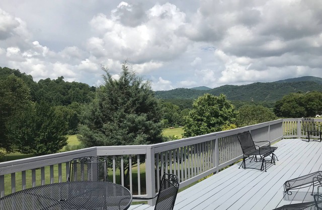 Beautiful views of mountains & close to local venues. EV charging station.