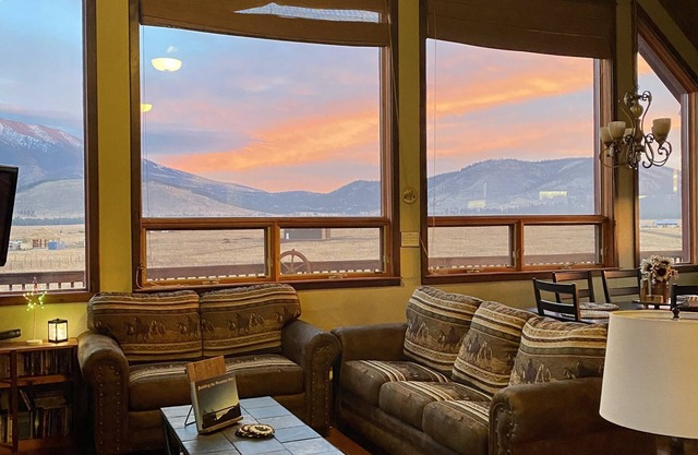 Beautiful Views! Peaceful Tranquil Home near Grand Canyon, Skiing, Flagstaff!
