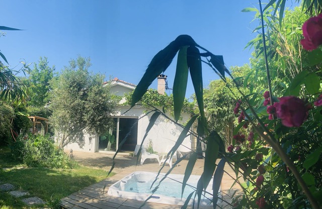 BEAUTIFUL VILA HOSSEGOR JACUZZI LUXURIANT GARDEN 10 MN FROM THE BEACH