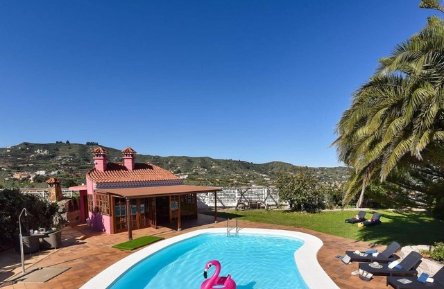 Beautiful villa for 6 guests with WIFI, private pool, TV and parking