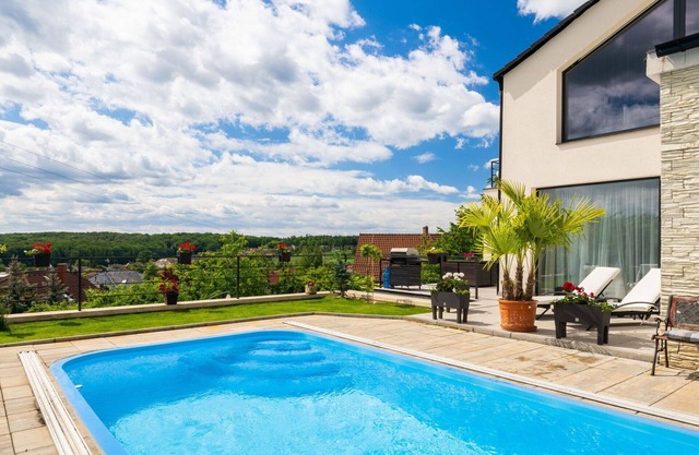 Beautiful villa for 4 guests with WIFI, pool, TV, balcony, panoramic view and parking