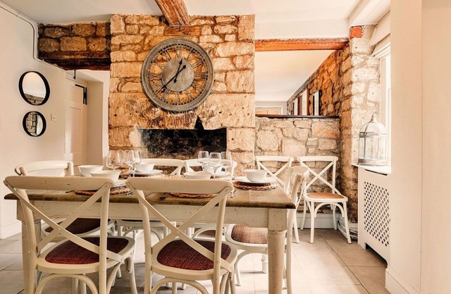 Beautiful villa for 4 guests with WIFI, pets allowed and parking