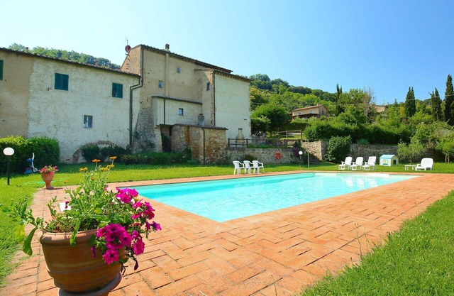 Beautiful villa for 9 guests with WIFI, private pool, TV, patio, pets allowed and panoramic view