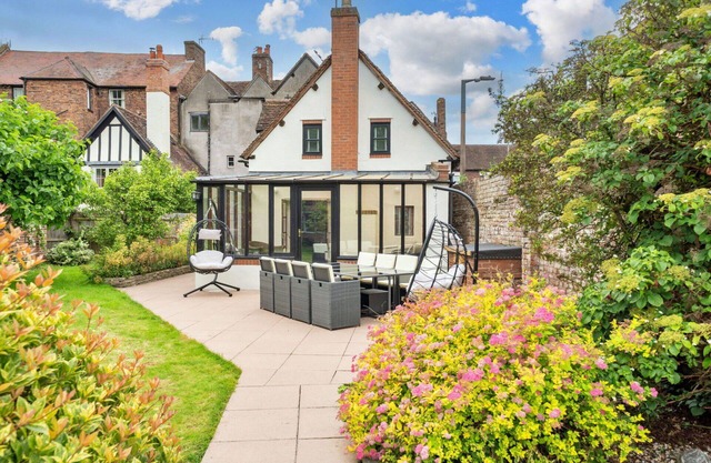 Beautiful villa for 8 guests with WIFI, hot tub, terrace and pets allowed