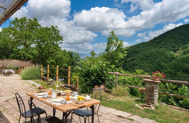 Beautiful villa for 6 guests with WIFI, private pool, TV and panoramic view, close to Florence