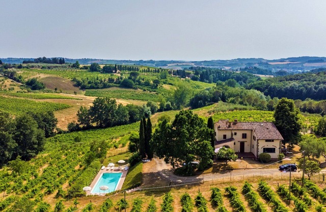 Beautiful villa for 16 guests with private pool, WIFI, TV, patio, pets allowed and panoramic view