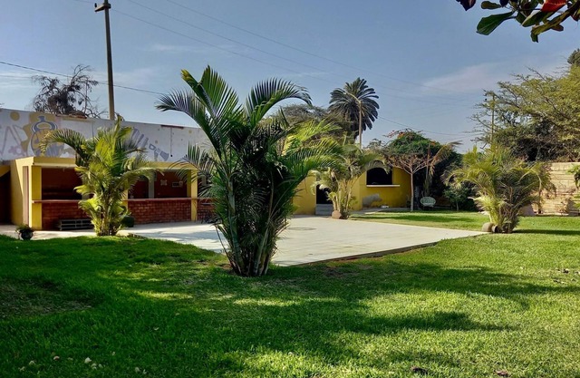 BEAUTIFUL VILLA HOSPEDAJE CHANCHAN with large gardens and free parking