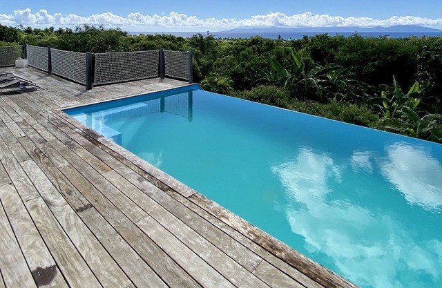 Beautiful villa typical of sea Antilles Caribbean / infinity pool