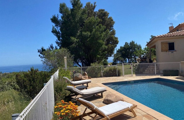 Beautiful villa with exceptional sea view and secure swimming pool