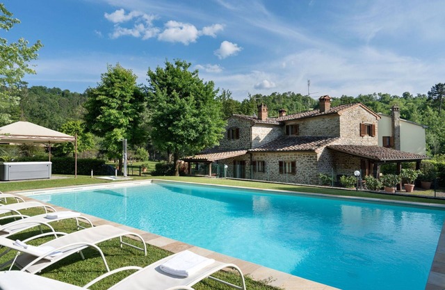 Beautiful villa with WIFI, private pool, hot tub, A/C, TV, patio, panoramic view, close to Arezzo