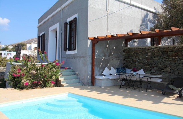 Beautiful villa with pool, directly at the sea, wifi, 8 pers. | Syros, Kyklades