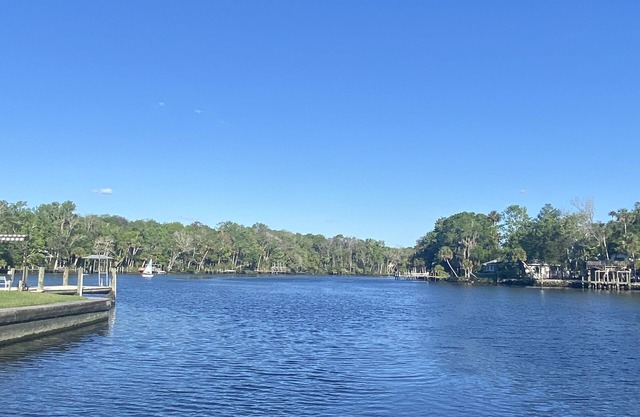 Beautiful waterfront home! 5 Kayaks provided, Ice Machine, Minutes to springs