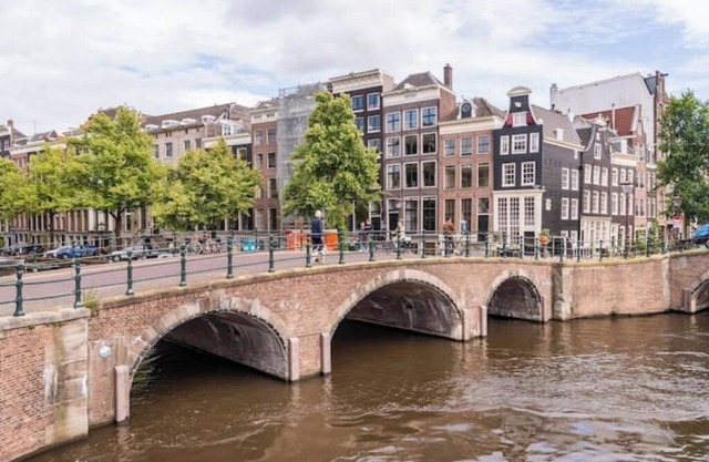 Beautiful & Well-located Canalhouse