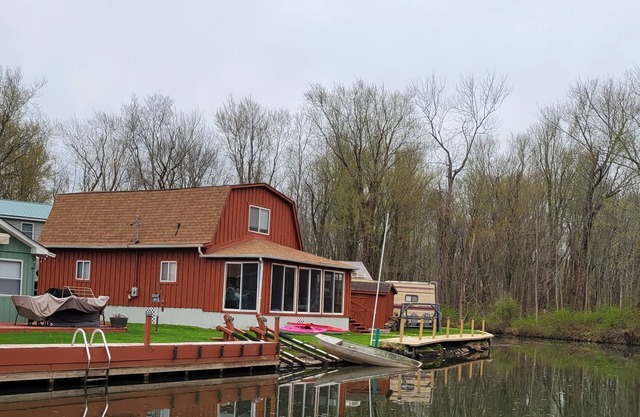 Beautiful wildlife sanctuary on goose creek with kayaks!