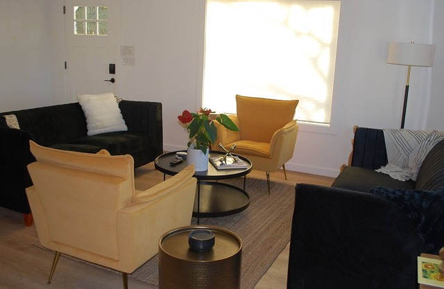 Beautifully appointed bungalow. Heights of Hood River. Sleeps 6. 4 beds.